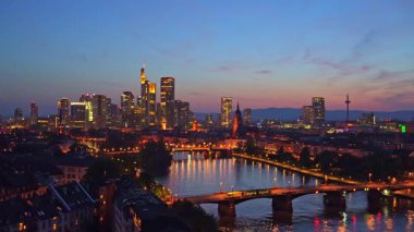 Frankfurt Şehri 'ni aydınlatmış, Evidential Buildings, Bridges, Tram and Main River at Evening Twilight. Hava görüntüsü. Mavi Saat. Hesse, Almanya