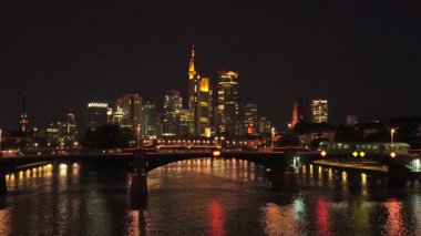 Frankfurt Şehri 'ni, Tram on Bridge' i ve Main River 'ı gece aydınlatmış. Hesse, Almanya