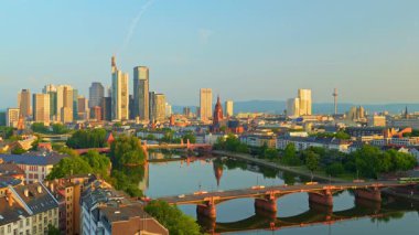 Frankfurt City Skyline, Residential Buildings, Tram on Bridge ve Main River Sunny Morning. Geniş açı. Hava görüntüsü. Hesse, Almanya