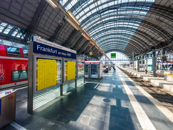 FRANKFURT, Almanya - 10 Haziran 2025 Frankfurt Merkez İstasyonu. Platform, Demiryolu Rayları ve Tren. Almanya