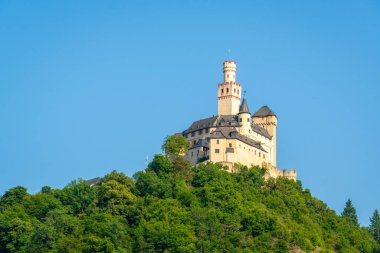 Güneşli yaz gününde Marksburg Şatosu. Braubach, Rhineland-Palatinate, Almanya.