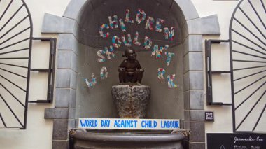 BRÜKSEL, BELGIUM - 14 Haziran 2025: Jeanneke Pis Bronz Küçük Kız İdrarı Heykeli. Brüksel, Belçika. Çocuk Emek Karşıtı Dünya Günü