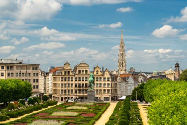 Mont des Arts Sunny Day 'de. Belediye binasının Bahçe ve Spire 'ı. Brüksel Şehri, Belçika