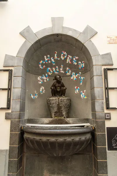 BRÜKSEL, BELGIUM - 14 Haziran 2025: Jeanneke Pis Bronz Küçük Kız İdrarı Heykeli. Brüksel, Belçika. Çocuk Emek Karşıtı Dünya Günü