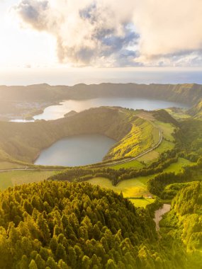 Sunny Evening 'de Sete Cidades Massif. Blue Lake ve Santiago Gölü. Pastureland 'lı Orman ve Tepeler. Azores, Sao Miguel Adası. Portekiz. Hava Görünümü