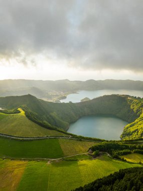 Sete Cidades Caldera. Blue Lake ve Santiago Gölü. Azores, Sao Miguel Adası. Portekiz. Bulutlar ve Sis. Hava Görünümü