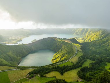 Sete Cidades Massif. Blue Lake ve Santiago Gölü. Azores, Sao Miguel Adası. Portekiz. Bulutlar ve Sis. Hava Görünümü
