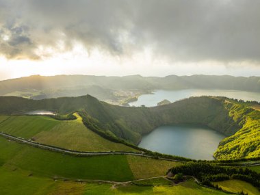 Sunset 'te Sete Cidades Caldera. Blue Lake ve Santiago Gölü. Azores, Sao Miguel Adası. Portekiz. Bulutlar ve Sis. Hava Görünümü