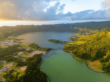 Sunset 'te Sete Cidades Caldera. Mavi Göl ve Yeşil Göl. Azores, Sao Miguel Adası. Portekiz. Hava Görünümü