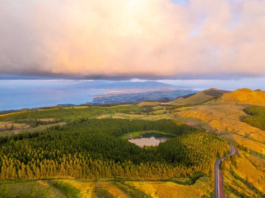 Hills, Forest and Lagoon Canario Sunset 'te. Atlantik Okyanusu. Azores Sao Miguel Adası, Portekiz. Hava Görünümü