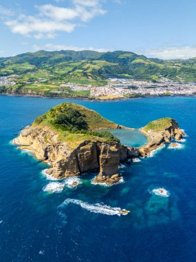 Vila Franca Adası, Vila Franca Do Campo Kasabası, Güneşli bir günde tekne ve Atlantik Okyanusu. Azores, Sao Miguel Adası. Portekiz. Hava Görünümü