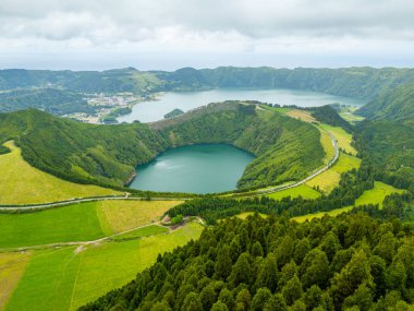 Bulutlu bir günde Sete Cidades Caldera. Blue Lake ve Santiago Gölü. Azores, Sao Miguel Adası. Portekiz. Hava Görünümü