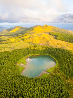 Hills, Forest and Lake Lagoa do Canario at Sunset. Azores, Sao Miguel Adası, Portekiz. Hava Aracı Görüntüsü