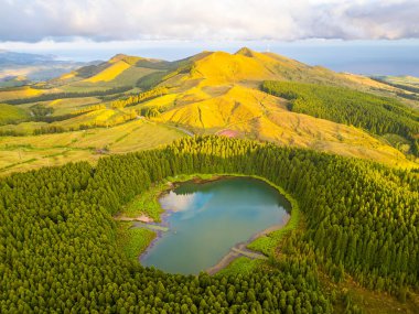 Hills, Forest and Lake Lagoa do Canario at Sunset. Azores, Sao Miguel Adası, Portekiz. Hava Aracı Görüntüsü