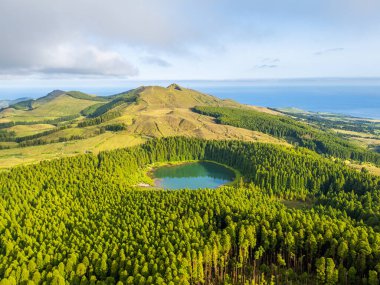 Hills, Forest ve Lake Lagoa Sunny Evening 'de Canario oynuyor. Azores, Sao Miguel Adası, Portekiz. Hava Görünümü