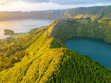 Santiago Gölü ve Mavi Göl. Sunset 'te Sete Cidades Caldera. Ağaçlarla dolu yemyeşil tepeler. Azores, Sao Miguel Adası. Portekiz. Hava Görünümü