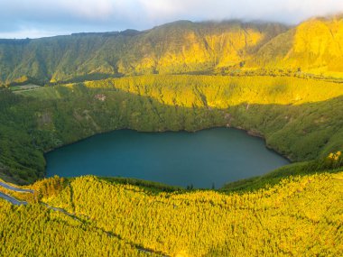 Santiago Gölü. Sunset 'te Sete Cidades Caldera. Yeşillik Tepeler. Azores, Sao Miguel Adası. Portekiz. Hava Görünümü
