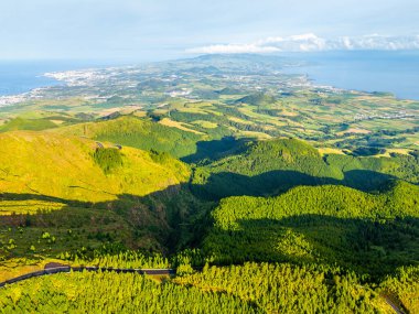 Yeşil Tepeler, Pasturelandlar ve Güneşli Sabah Ormanı. Atlantik Okyanusu. Azores, Sao Miguel Adası, Portekiz. Hava Görünümü