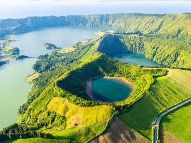 Sete Cidades Caldera. Blue Lake, Green Lake, Rasa Lake ve Santiago Lake. Green Fields ve Hills. Azores, Sao Miguel Adası. Portekiz. Hava Görünümü
