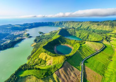 Sete Cidades Caldera 'nın Panoraması. Blue Lake, Green Lake, Rasa Lake ve Santiago Lake. Green Fields ve Hills. Azores, Sao Miguel Adası. Portekiz. Hava Görünümü