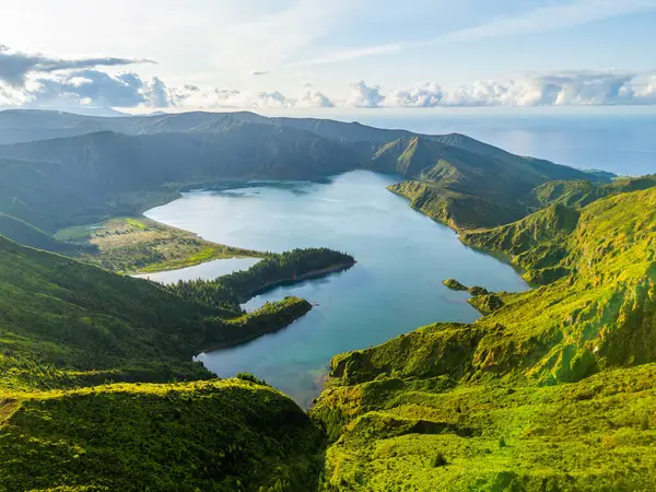 Gün doğumunda Fogo Krater Gölü 'nde. Green Lush Hills ve Dağları. Azores, Sao Miguel Adası. Portekiz. Hava Aracı Görüntüsü