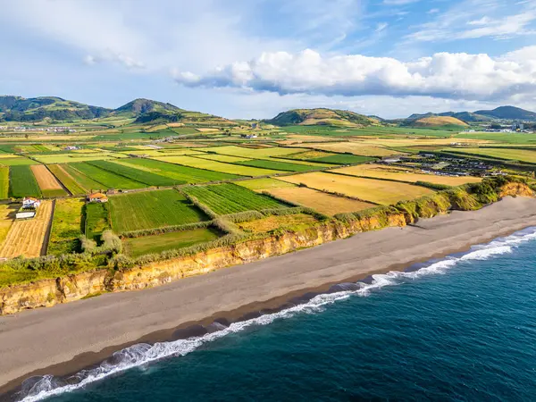 Areal de Santa Barbara Plajı, Green Lush Fields ve Atlantik Okyanusu. Azores, Sao Miguel Adası. Portekiz. Hava Görünümü