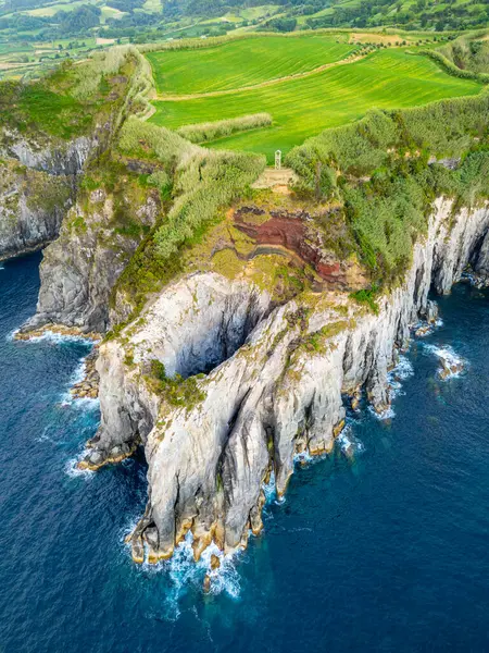 Cape Furado, Rocky Cliffs, Green Lush Fields, Pastureland ve Atlantik Okyanusu. Azores, Sao Miguel Adası. Portekiz. Hava Görünümü