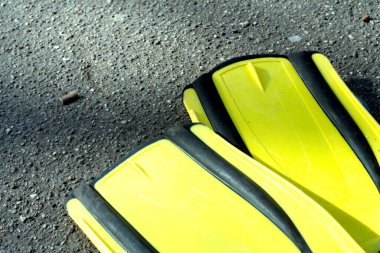 Kumsaldaki kumsalda sarı ve kırmızı araba lastiği.