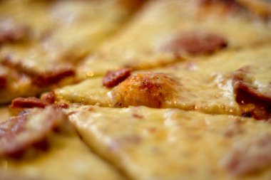 Peynirli ve domates soslu pizza.