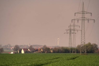 yan tarafında elektrik kabloları olan bir elektrik hattının yüksek açılı görüntüsü.