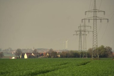 Alandaki yüksek voltajlı elektrik hatları