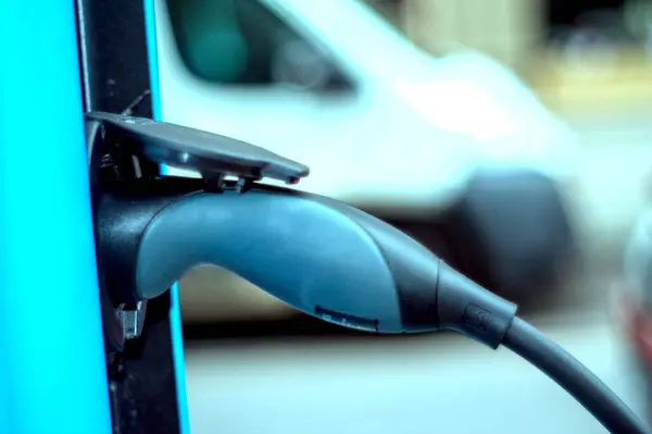 İstasyonda elektrikli araba