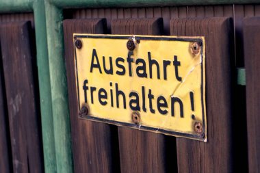 Bir evin bahçesindeki parka imza atın.