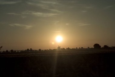 Şehirde günbatımı