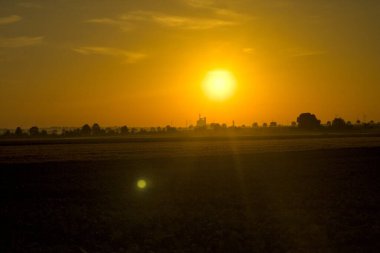 Tarlanın üzerinde güzel bir gün batımı