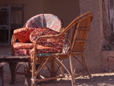 Şehirde terk edilmiş eski bir ev.