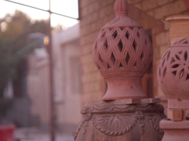 Caddenin ortasında eski bir ahşap fenerin yakın plan fotoğrafı.