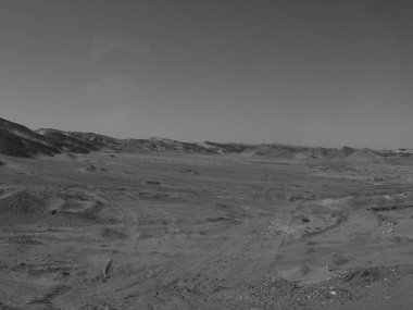 Ölü denizin siyah beyaz fotoğrafı.