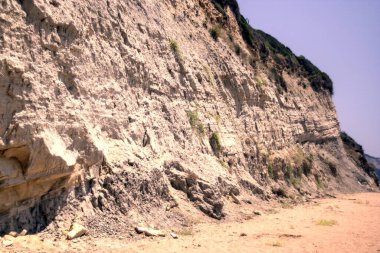 Arka planda dağlar ve deniz manzarası