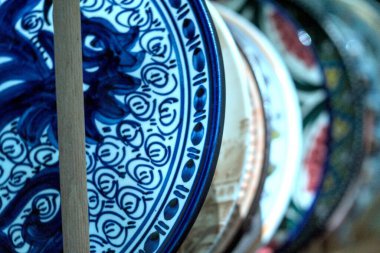 pazarda seramik tabaklar