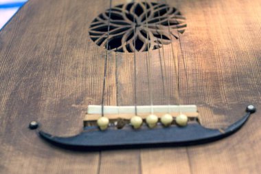 Akustik gitarın ahşap müzik aleti