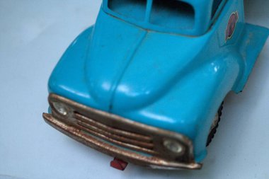 Eski paslı eski araba oyuncağı