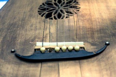 yakın çekim - ahşap masa üzerinde bir gitar