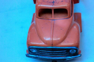 Çatıdaki eski paslı araba.