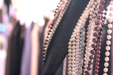 Güzel bir gelinliğin kapağını kapat.