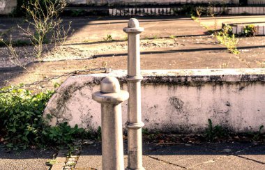 Metal çit ve sokak lambası