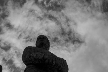 Arka planda şehrin en ünlü simgesinin heykeli.