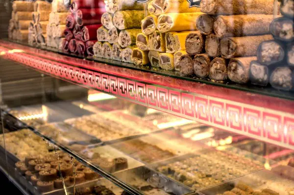 Piyasada geleneksel Türk tatlıları