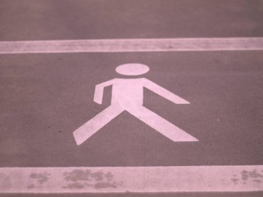 Yolda yaya geçidi işareti var..