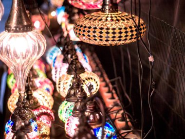 Çarşıda Türk fenerleri